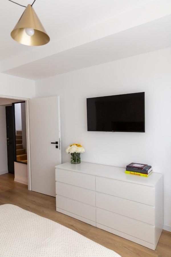 Studio 8 I One Bedroom Apartment I Airport I Therme Otopeni Kültér fotó